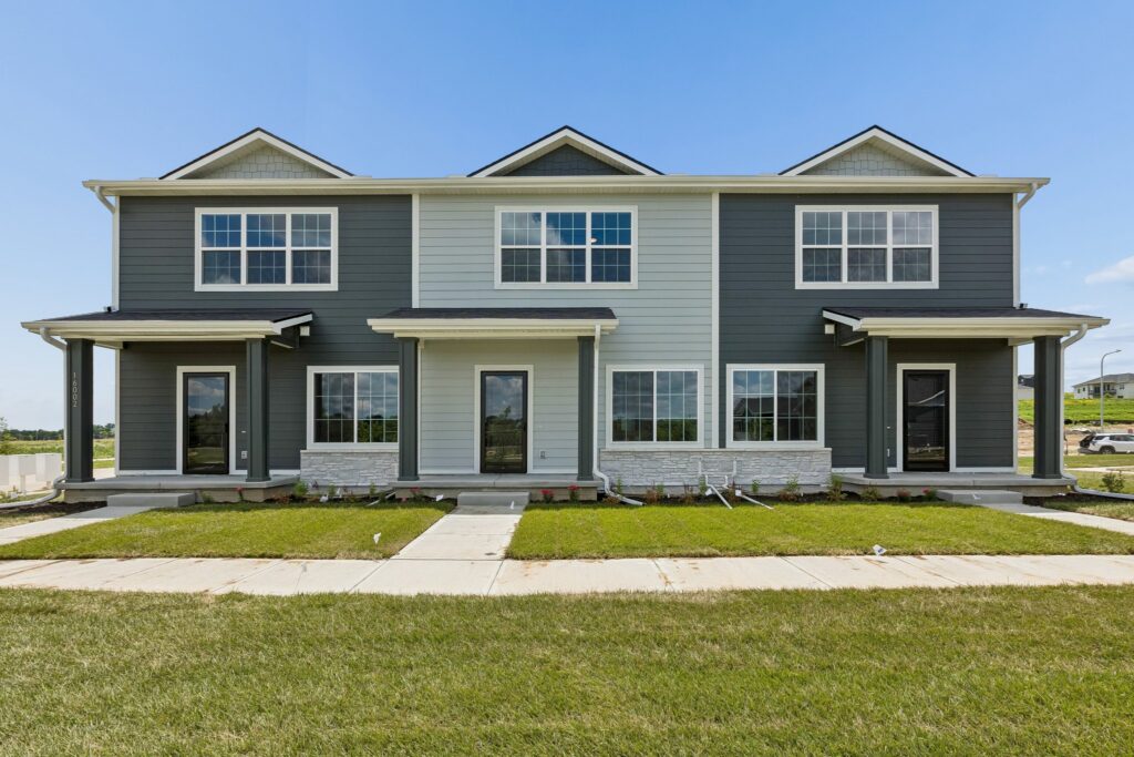 1-web-or-mls-9203 - 16004 Isabella St_001
