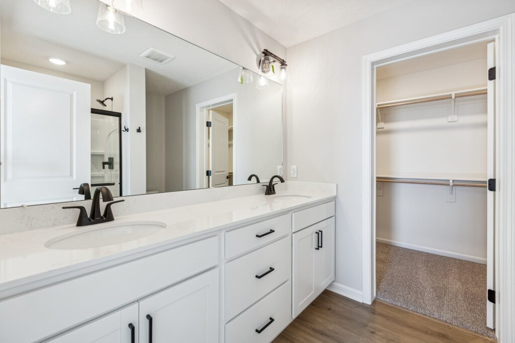 12-web-or-mls-7961 - 4715 E 21st Ave_012