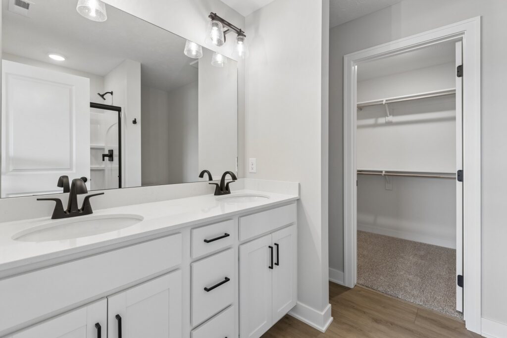 14-web-or-mls-9203 - 16004 Isabella St_011