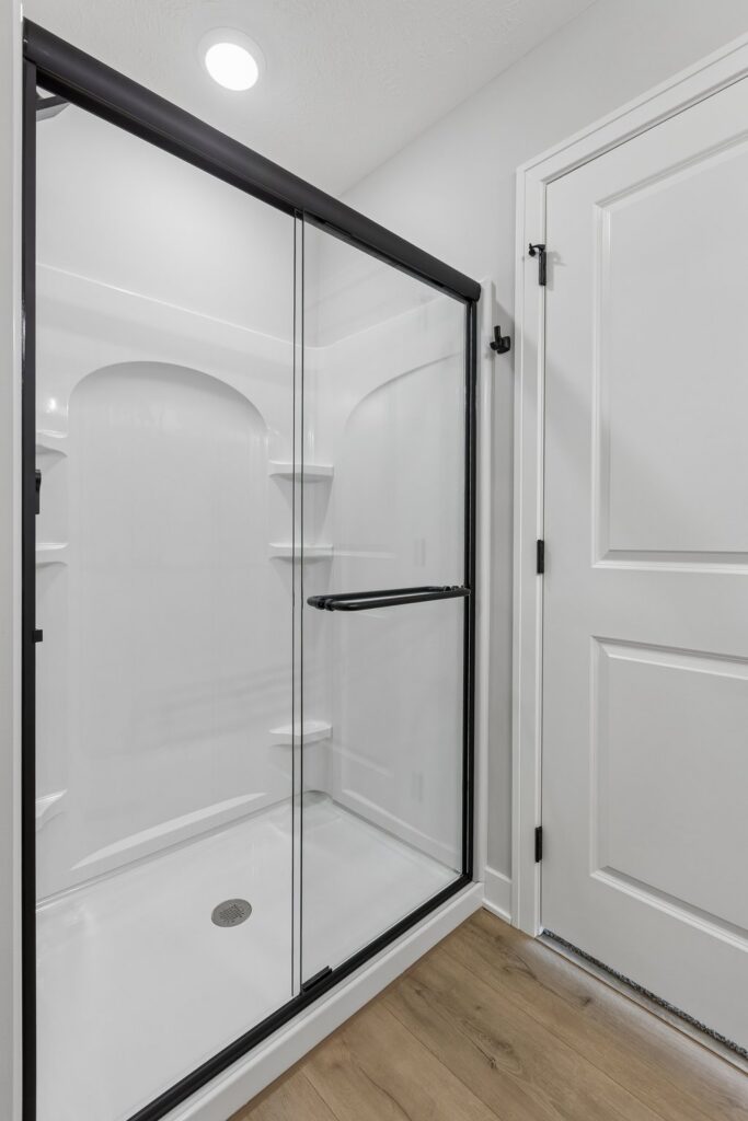 15-web-or-mls-9203 - 16004 Isabella St_012