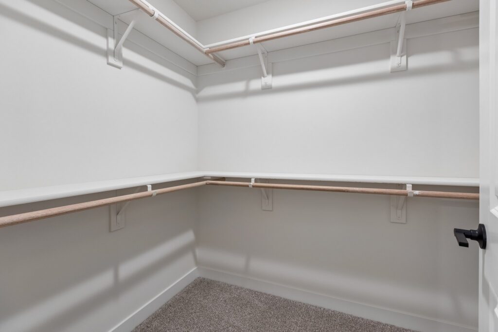 16-web-or-mls-9203 - 16004 Isabella St_013