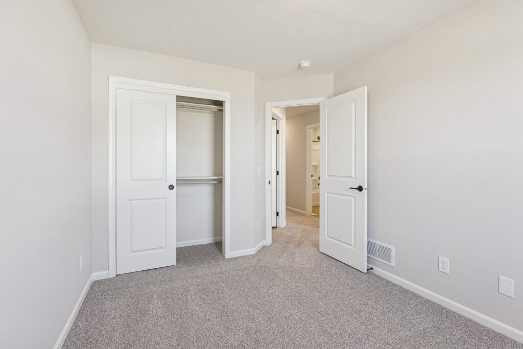 18-web-or-mls-7961 - 4715 E 21st Ave_018