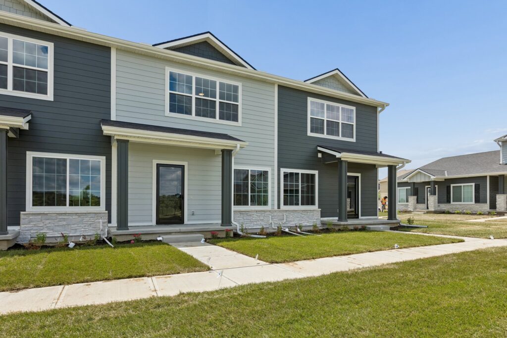 2-web-or-mls-9203 - 16004 Isabella St_002