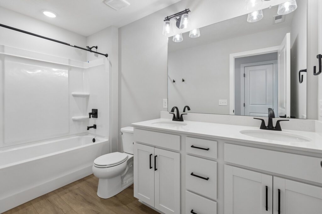 22-web-or-mls-9203 - 16004 Isabella St_021