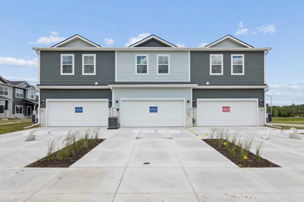 27-web-or-mls-9203 - 16004 Isabella St_025