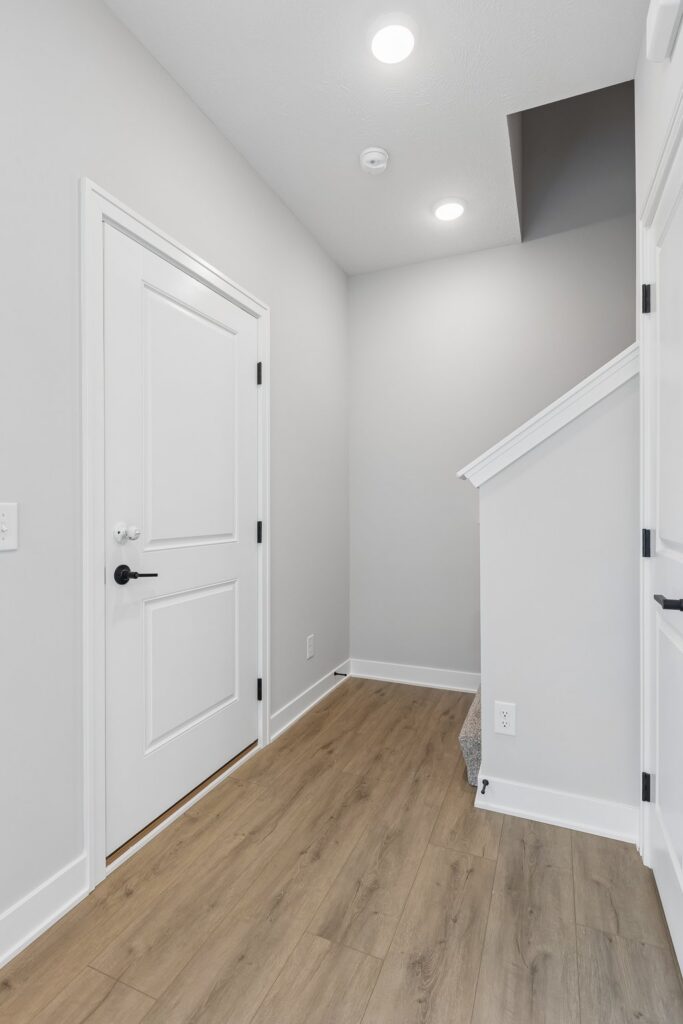 3-web-or-mls-9203 - 16004 Isabella St_003