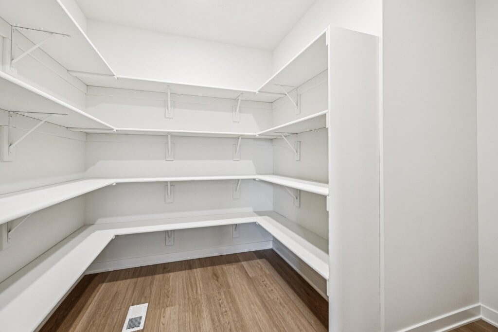 30-web-or-mls-7690 - 6320 N 207th St_030