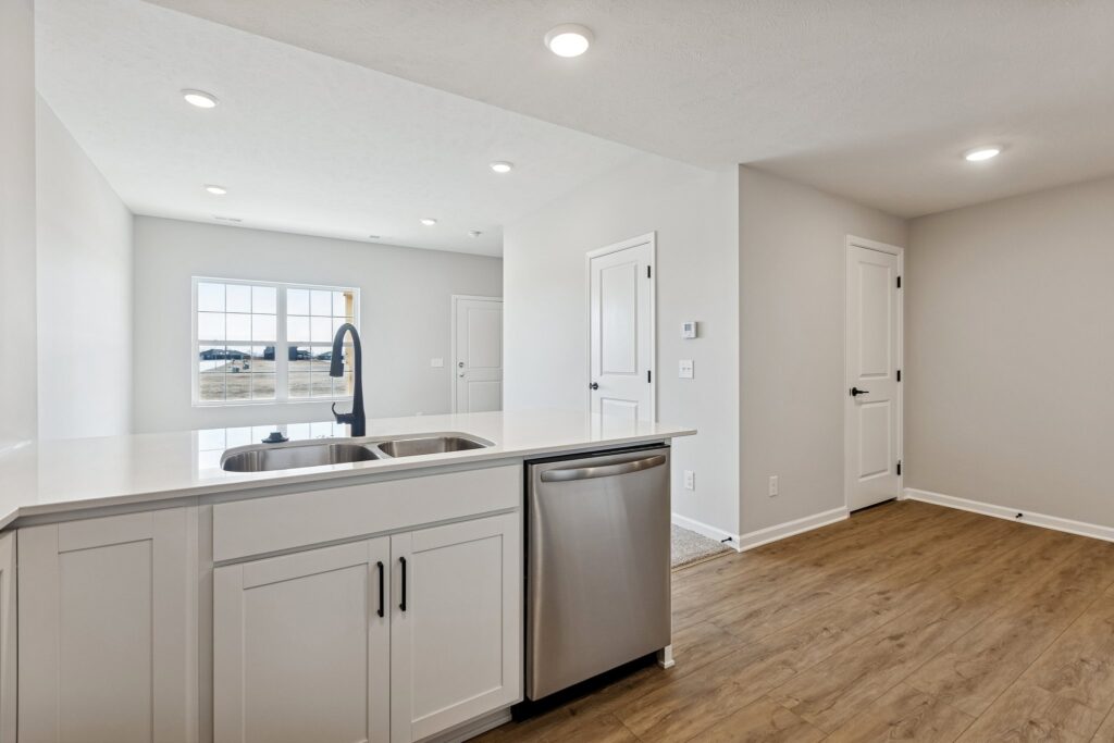 33-web-or-mls-7961 - 4715 E 21st Ave_008 (2)