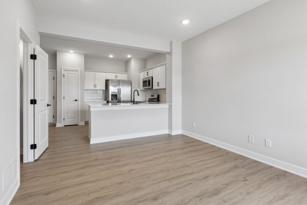 4-web-or-mls-9203 - 16004 Isabella St_004