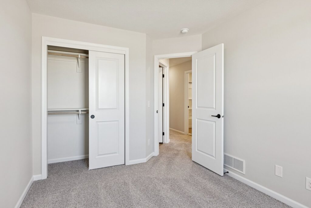 42-web-or-mls-7961 - 4715 E 21st Ave_017 (2)