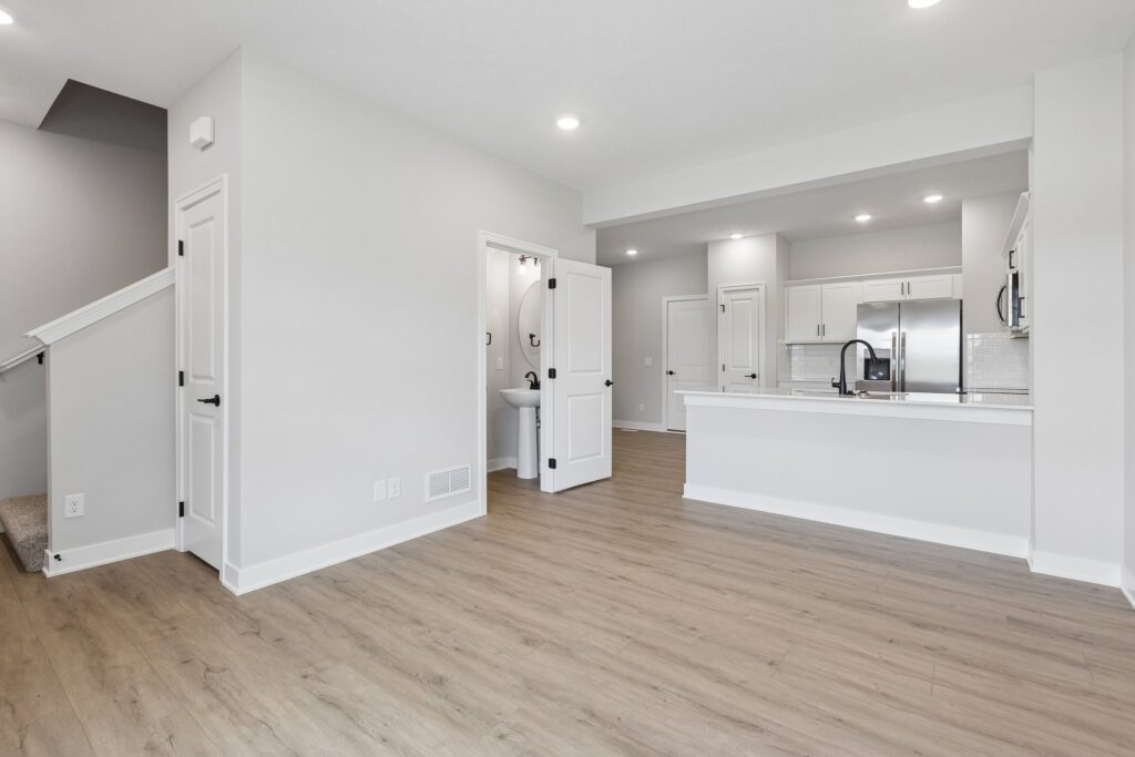 6-web-or-mls-9203 - 16004 Isabella St_005