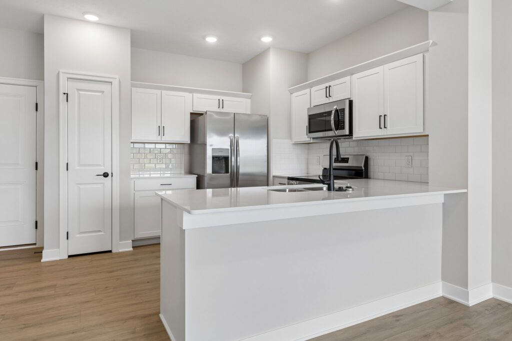 7-web-or-mls-9203 - 16004 Isabella St_006