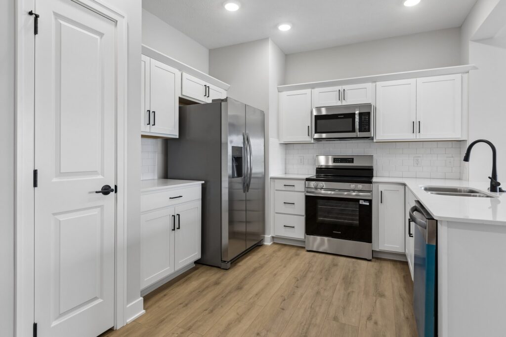 8-web-or-mls-9203 - 16004 Isabella St_007