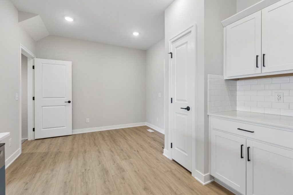 9-web-or-mls-9203 - 16004 Isabella St_008