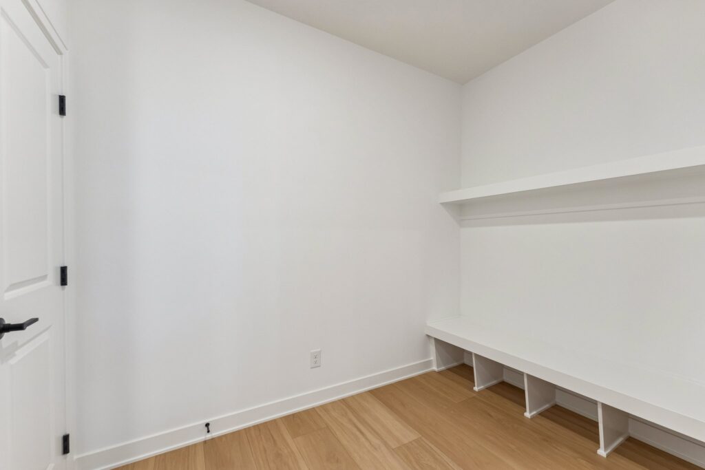 2-web-or-mls-8064 - 8606 Legacy St_002