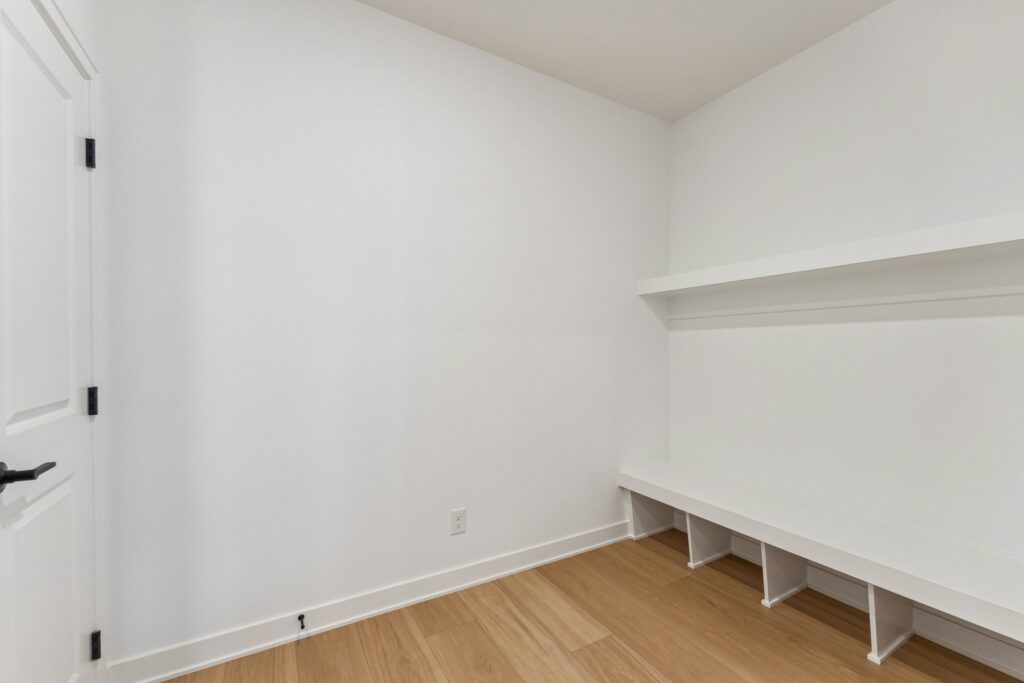 2-web-or-mls-8064 - 8606 Legacy St_002