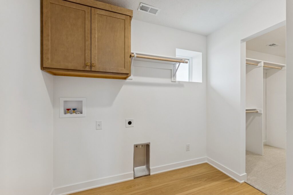 21-web-or-mls-8064 - 8606 Legacy St_021