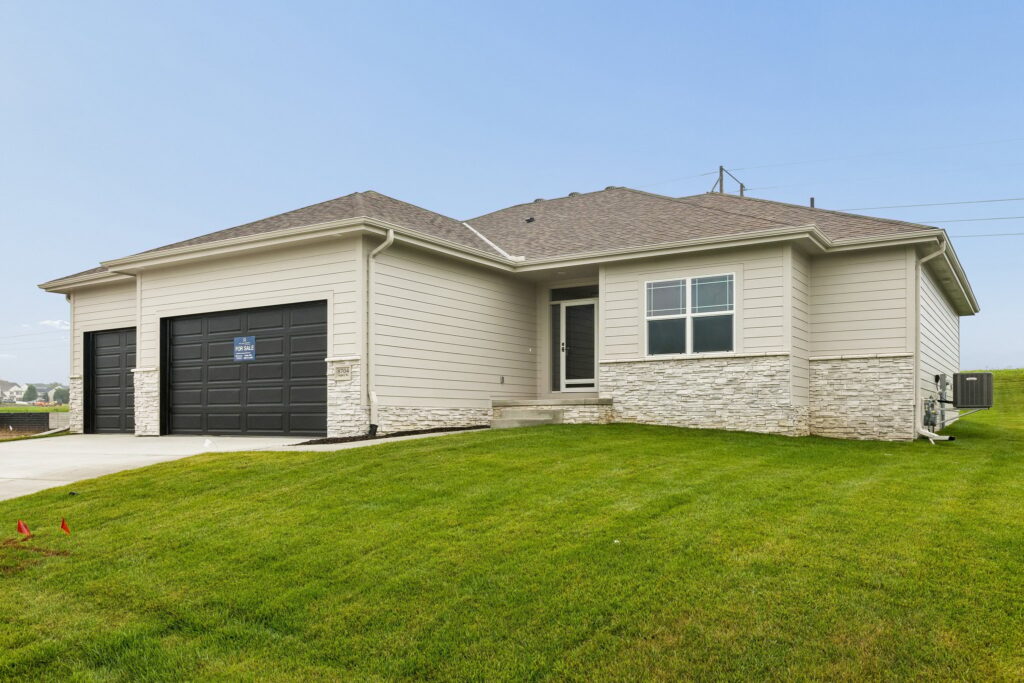 1-web-or-mls-9690 - 8704 Legacy St_001