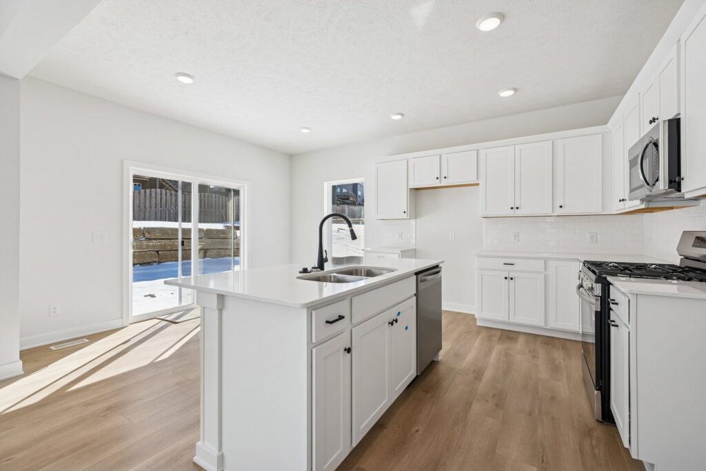 12-web-or-mls-8136 - 7813 N 116th Ave_012