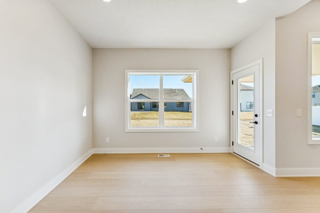 13-web-or-mls-7908 - 6307 N 209th St_014