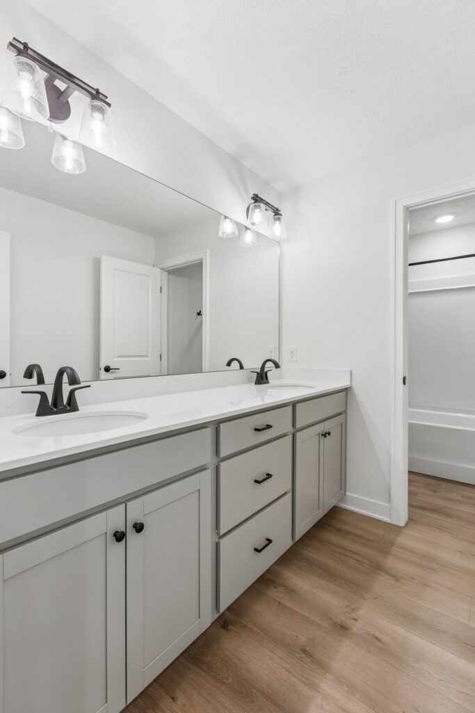 16-web-or-mls-7813 N 116th St_016