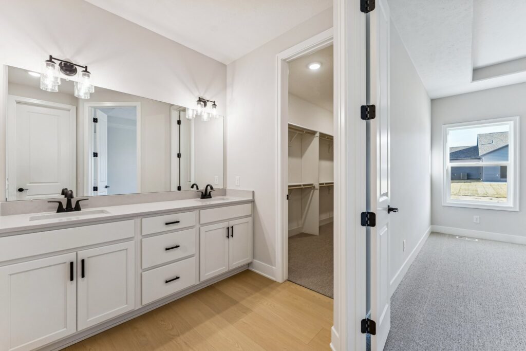 16-web-or-mls-7908 - 6307 N 209th St_017