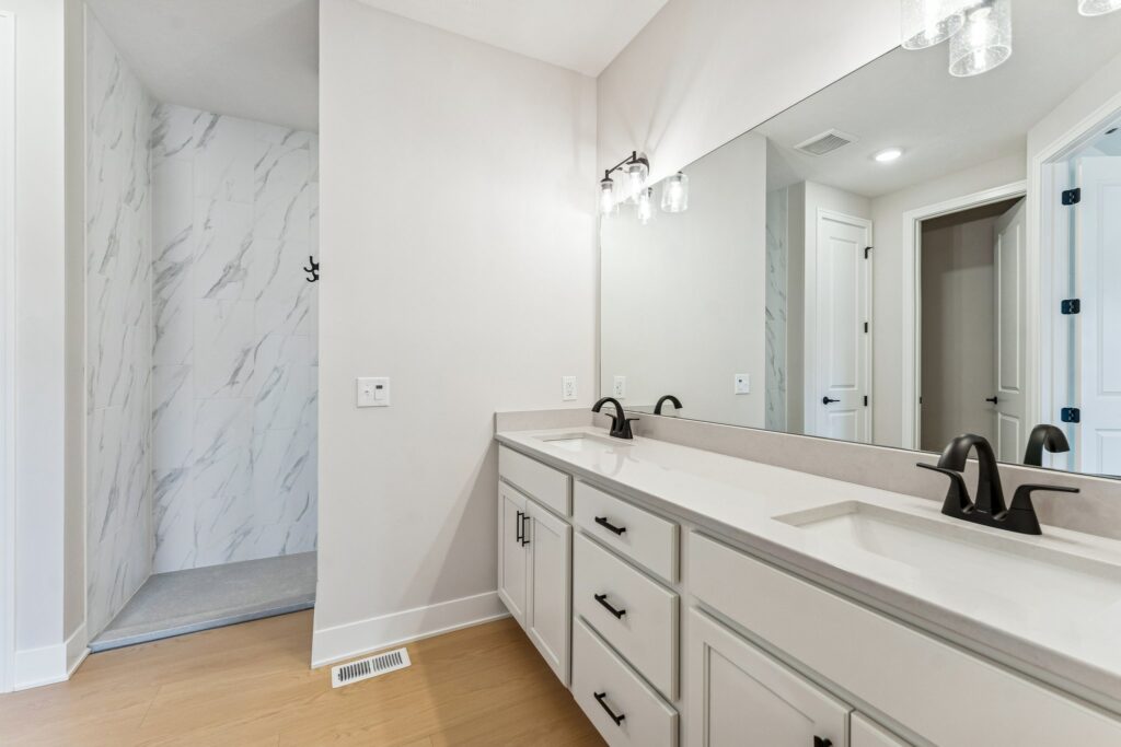 17-web-or-mls-7908 - 6307 N 209th St_018