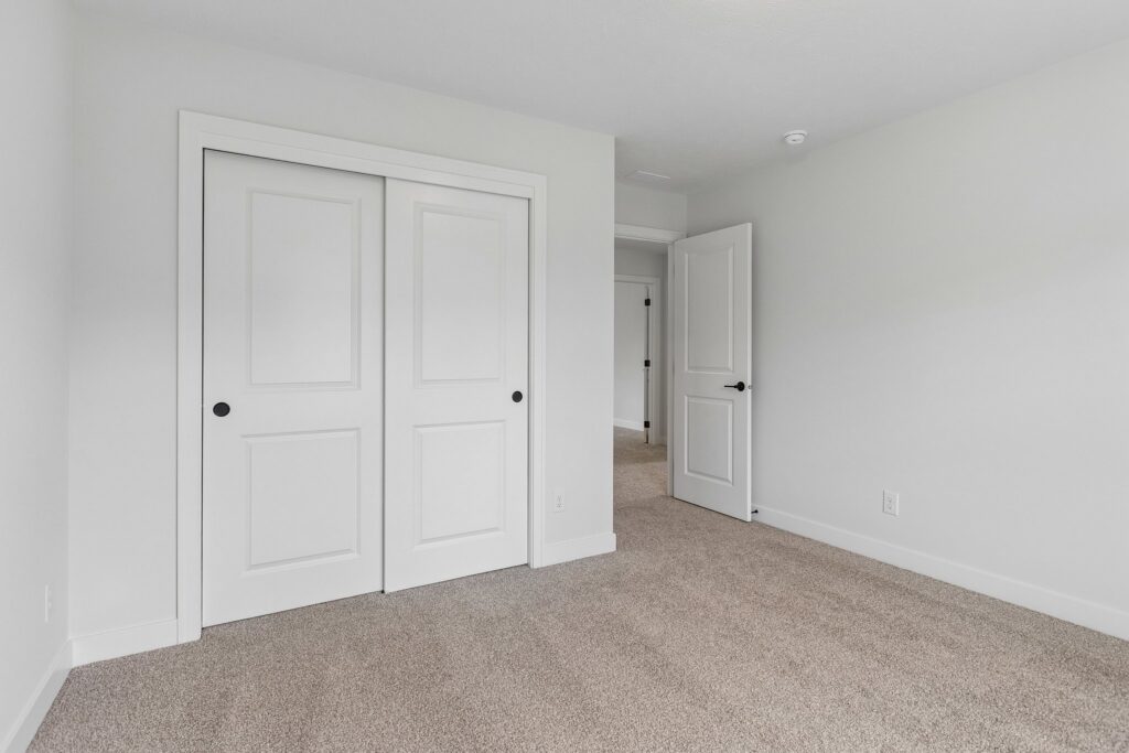 18-web-or-mls-7813 N 116th St_018