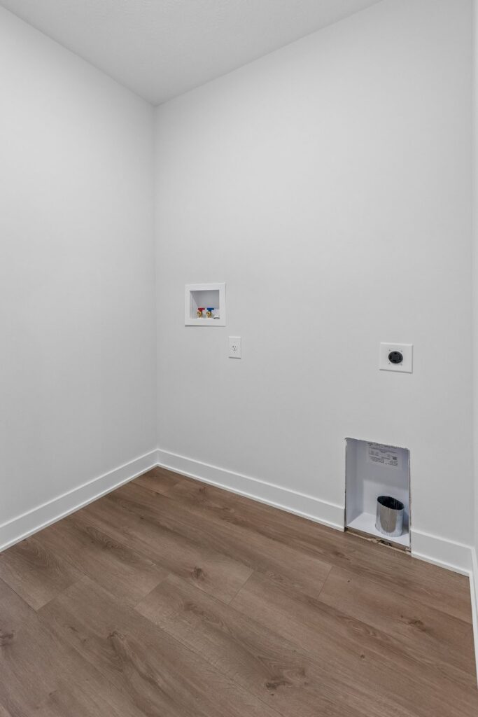 19-web-or-mls-7813 N 116th St_019
