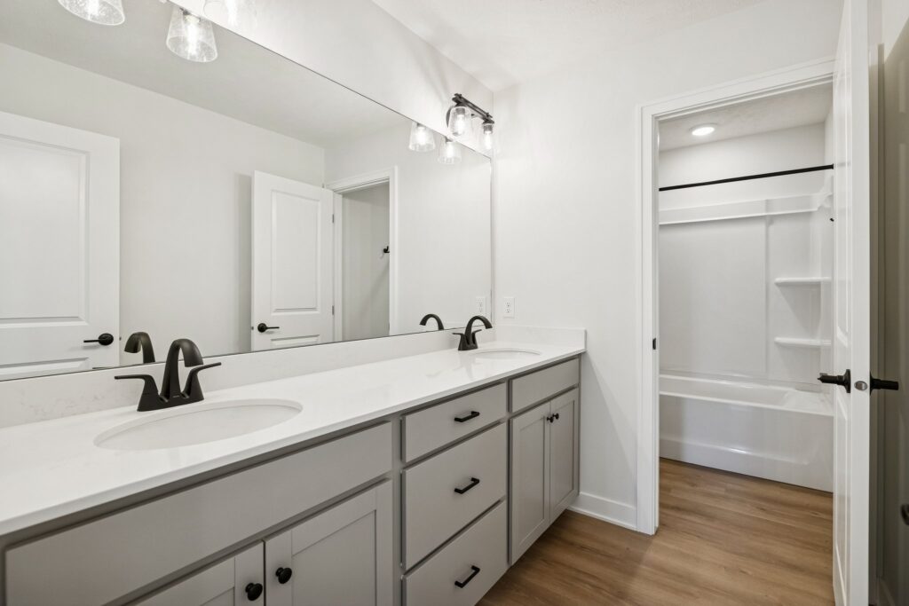 19-web-or-mls-8136 - 7813 N 116th Ave_019