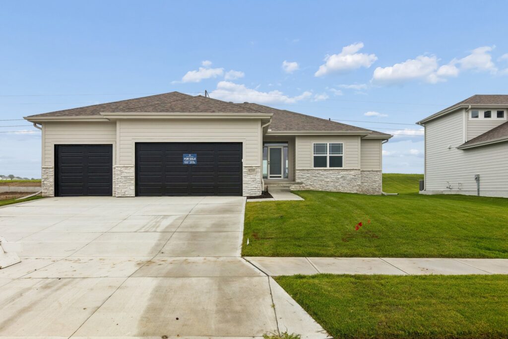2-web-or-mls-9690 - 8704 Legacy St_002