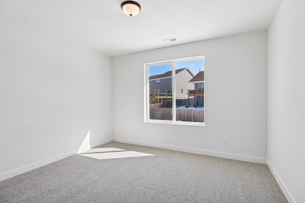 22-web-or-mls-8136 - 7813 N 116th Ave_022