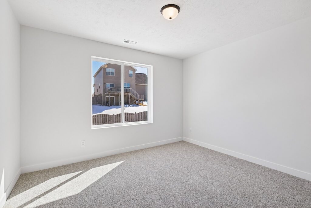 24-web-or-mls-8136 - 7813 N 116th Ave_024