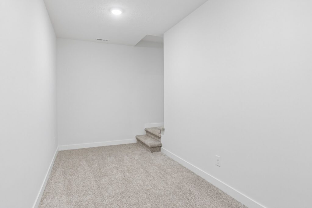 25-web-or-mls-7813 N 116th St_025