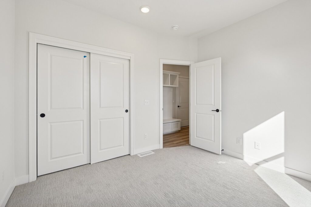 25-web-or-mls-7926 - 18055 Sycamore Dr_025