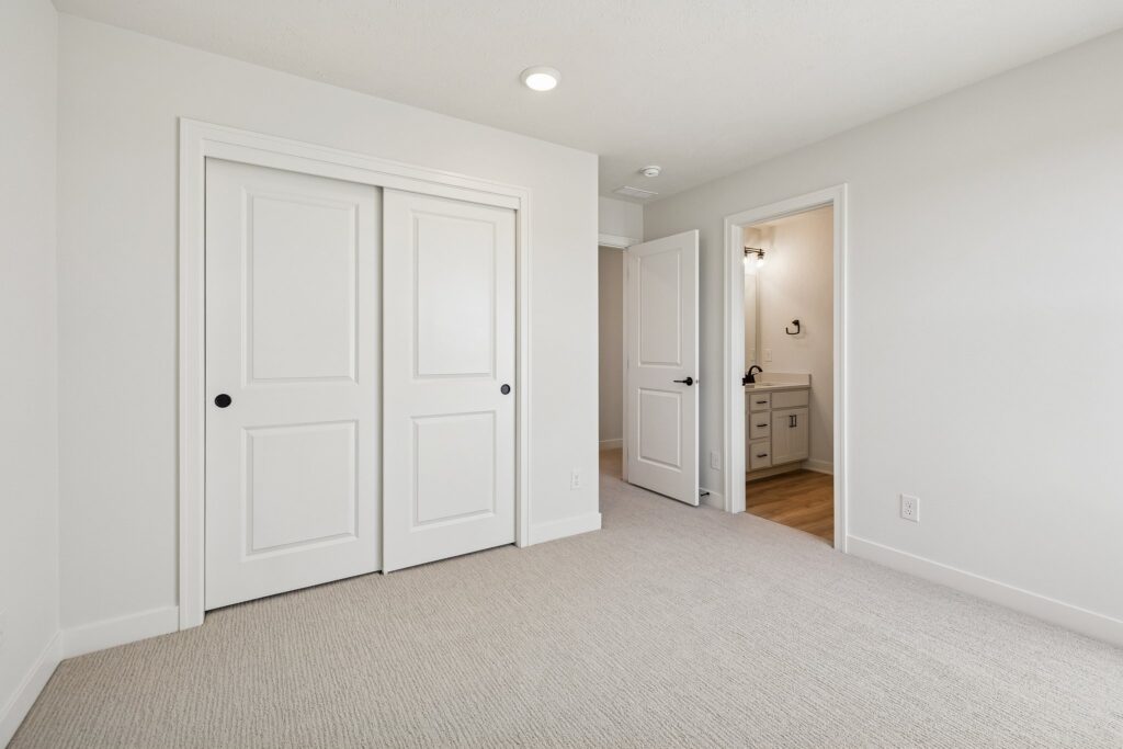 30-web-or-mls-7926 - 18055 Sycamore Dr_030