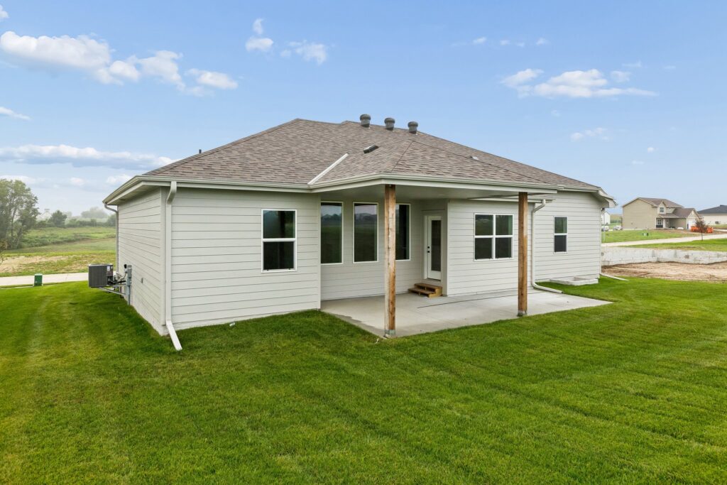 4-web-or-mls-9690 - 8704 Legacy St_004