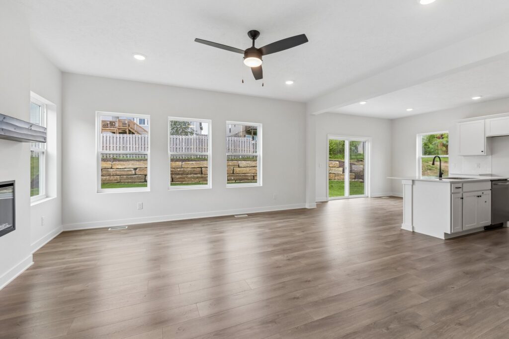 5-web-or-mls-7813 N 116th St_005