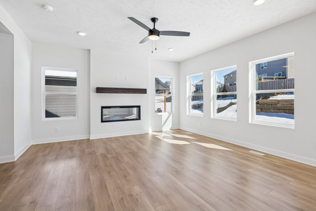 6-web-or-mls-8136 - 7813 N 116th Ave_006