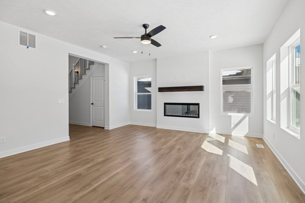 7-web-or-mls-8136 - 7813 N 116th Ave_007