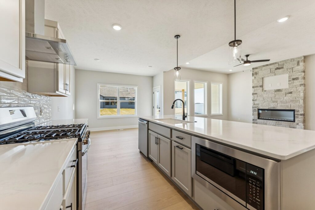 8-web-or-mls-7908 - 6307 N 209th St_009