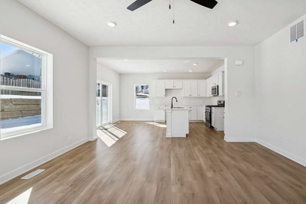 9-web-or-mls-8136 - 7813 N 116th Ave_009