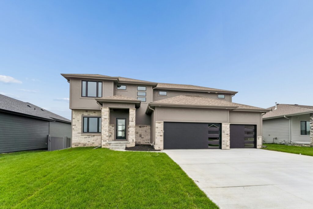 1-web-or-mls-10911 N 161st Ave_001