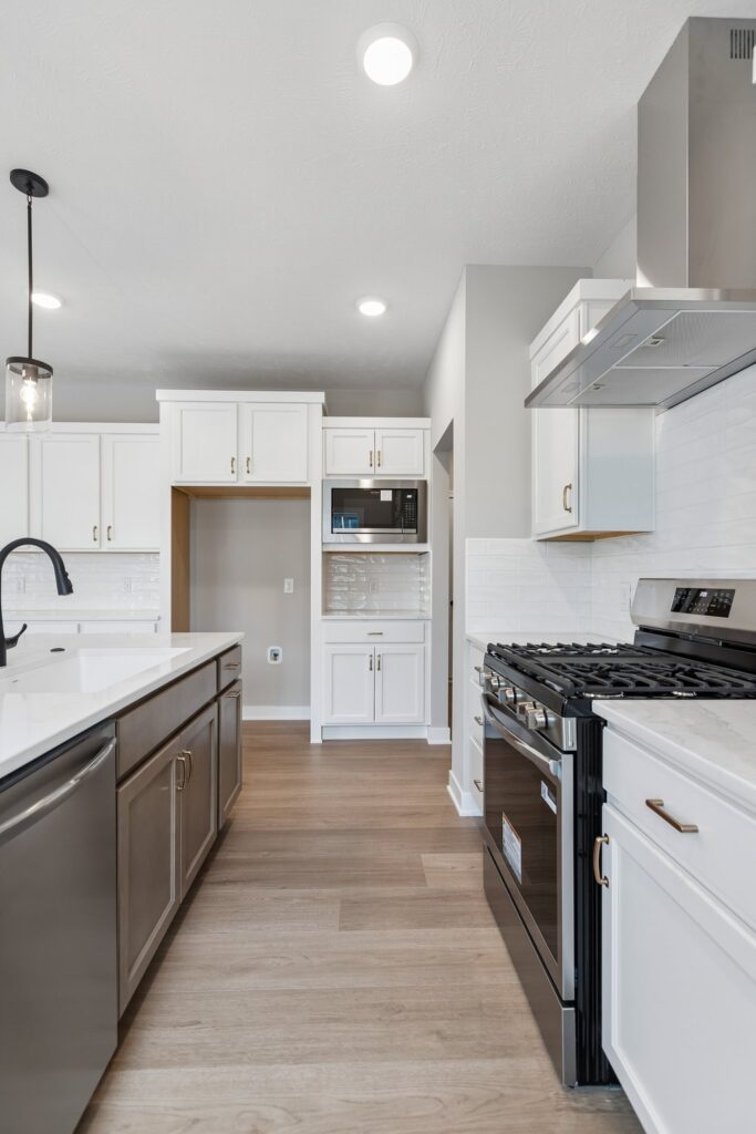 19-web-or-mls-8512 - 6221 N 210th St_019