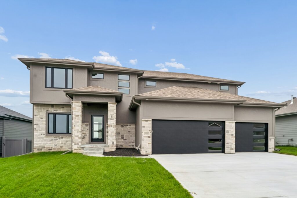 2-web-or-mls-10911 N 161st Ave_002