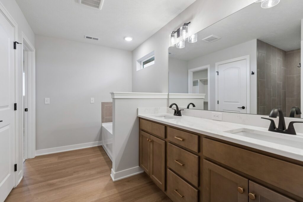 27-web-or-mls-8528 - 8614 Legacy St_027