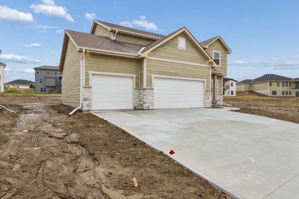 3-web-or-mls-8512 - 6221 N 210th St_003