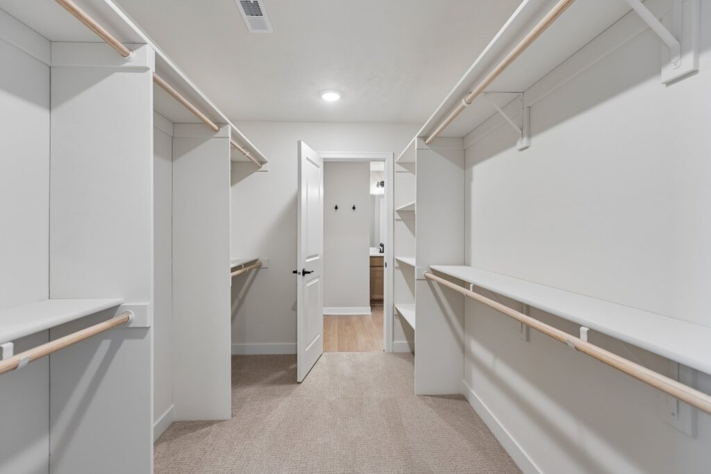 33-web-or-mls-8512 - 6221 N 210th St_033