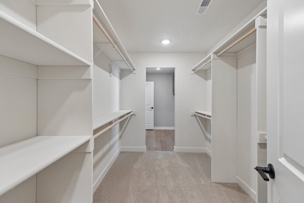 34-web-or-mls-8512 - 6221 N 210th St_034