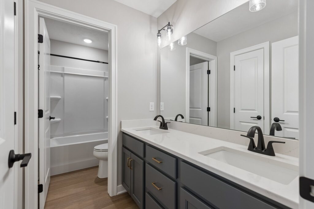 37-web-or-mls-8512 - 6221 N 210th St_037